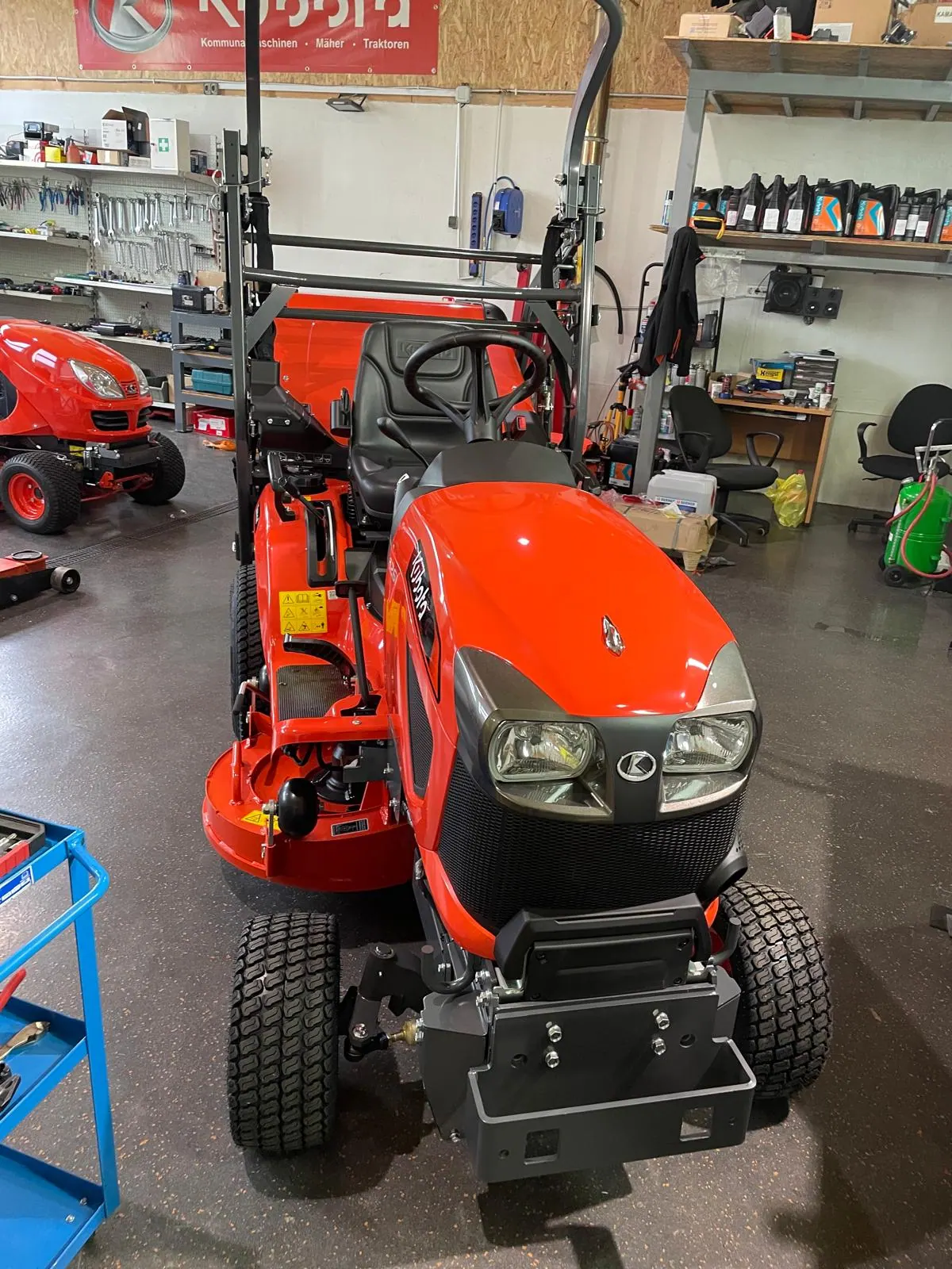 Kompaktni Kubota traktor s kosilicom u servisnoj radionici Se-Kra