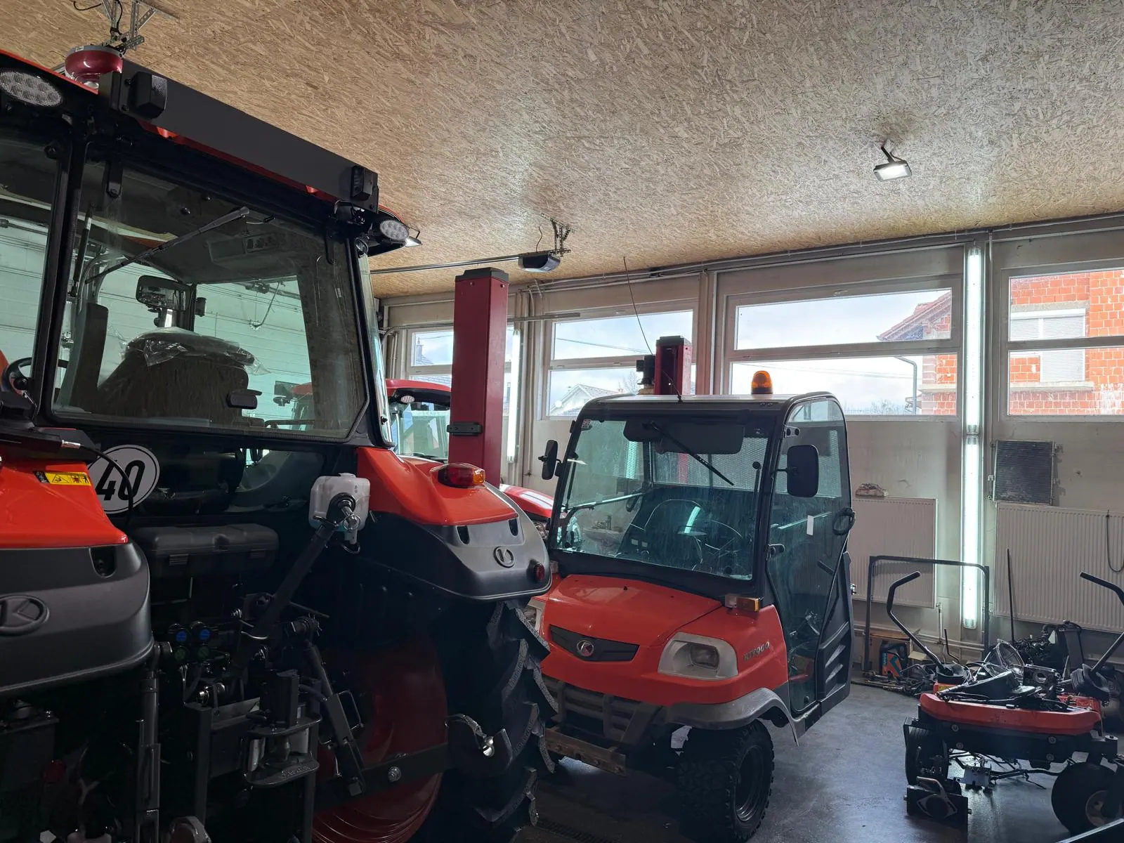 Kubota traktor i RTV s kabinom u servisnoj radionici Se-Kra