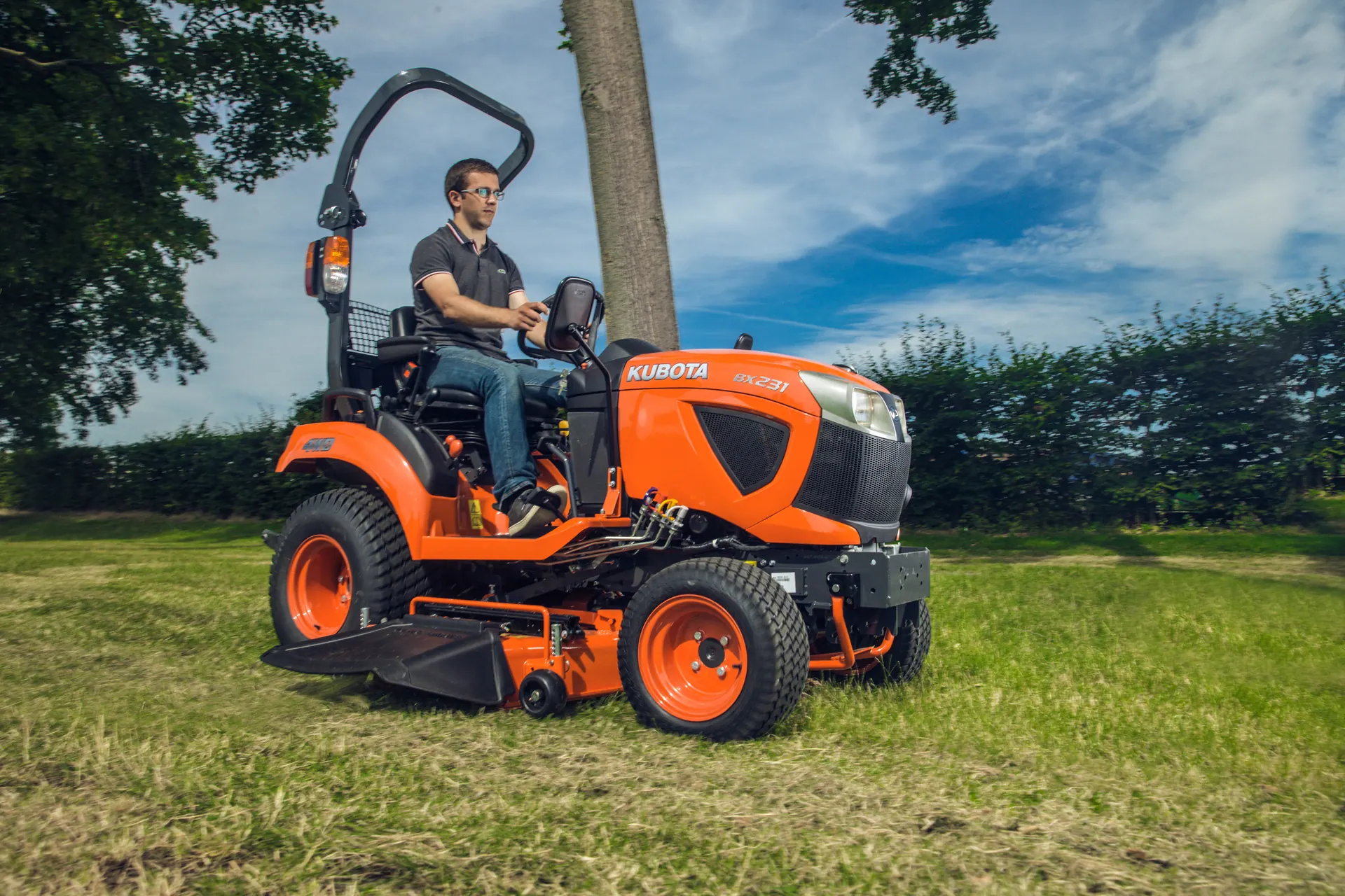 Kubota BX serija, kompaktni traktor s kosilicom kosi travnjak