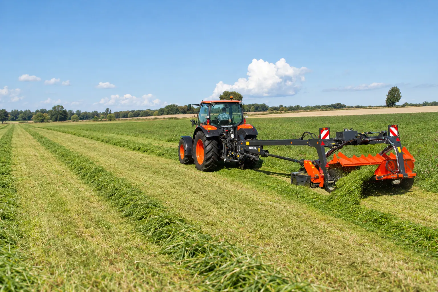 Kubota kosilica s gnječilicom DMC serije na traktoru kosi livadu