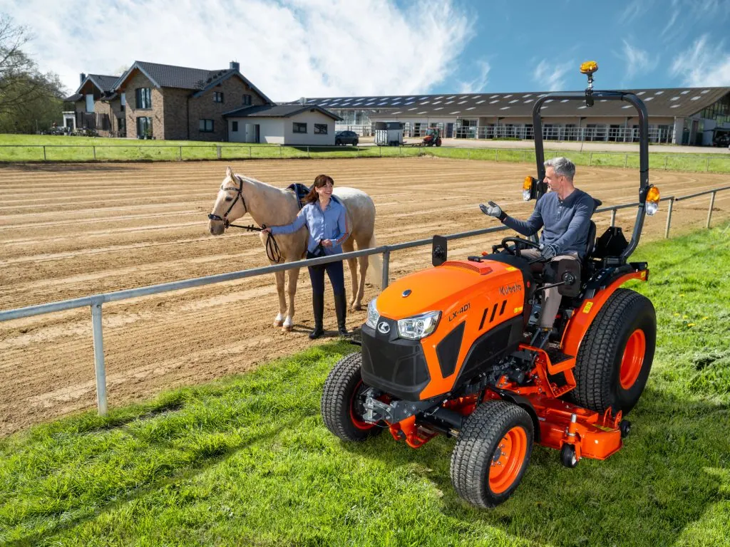 Kubota LX serija, kompaktni traktor s kosilicom uz konjički manež