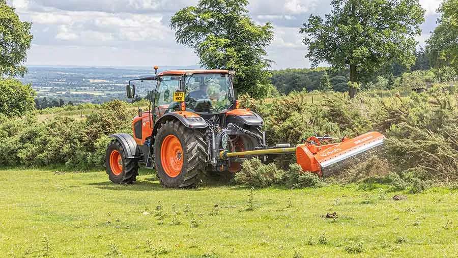 Kubota M6 Utility serija, traktor s bočnim malčerom čisti grmlje