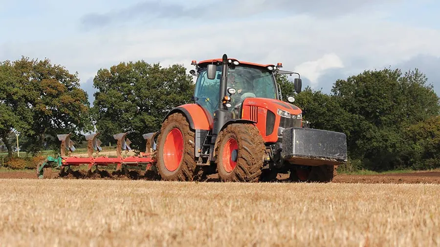 Kubota M7 serija, traktor s obrtnim plugom na strništu
