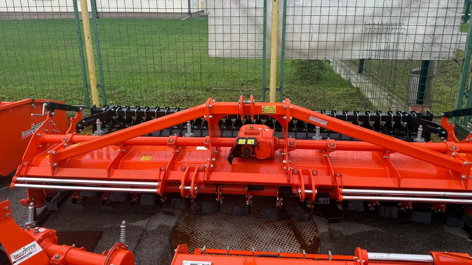 Narančasta Landforce rotacijska freza radnog zahvata 365 cm u dvorištu prodajnog centra Se-Kra