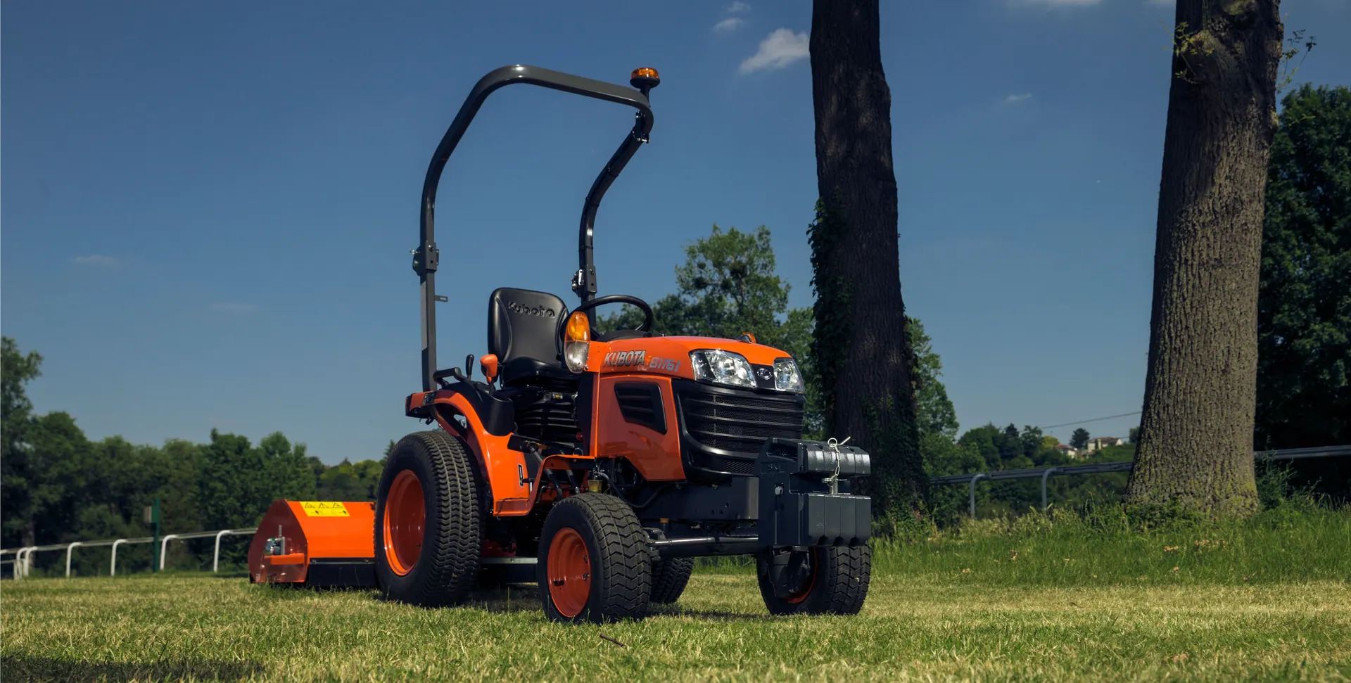 Kubota B1161 R, u radu, bočno