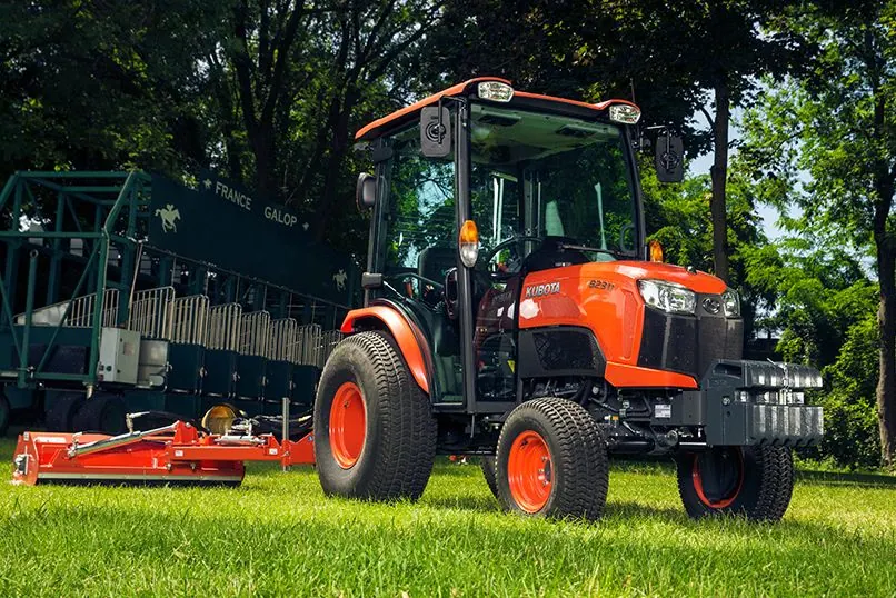 Kubota B2 kabina u radu