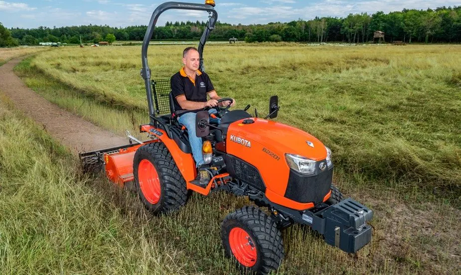 Kubota B2 ROPS u radu