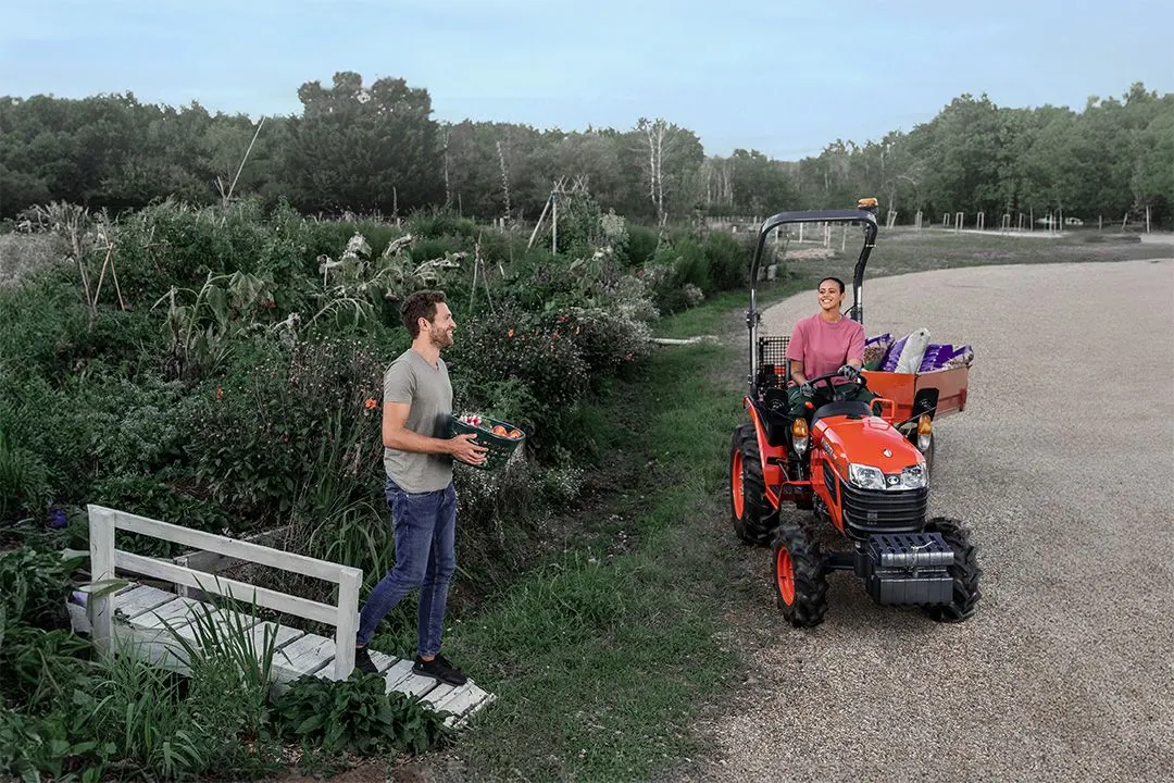 Kubota B2 ROPS u radu