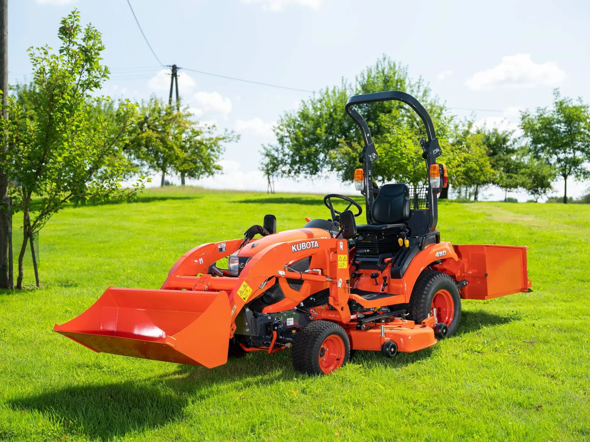 Kubota BX231 H R, ROPS s utovarivačem, tri četvrtine