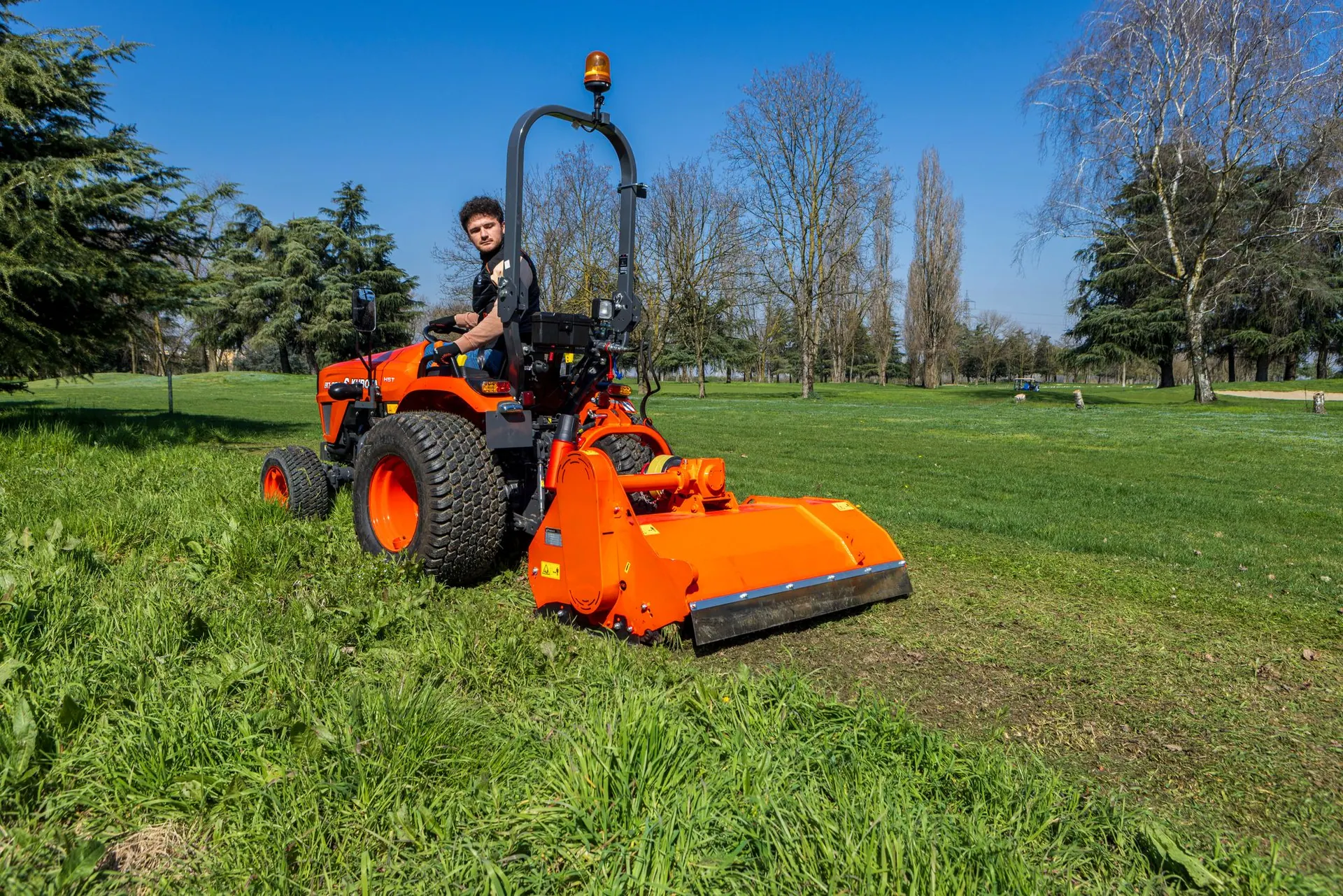 Kubota EK1-261, u radu, tri četvrtine