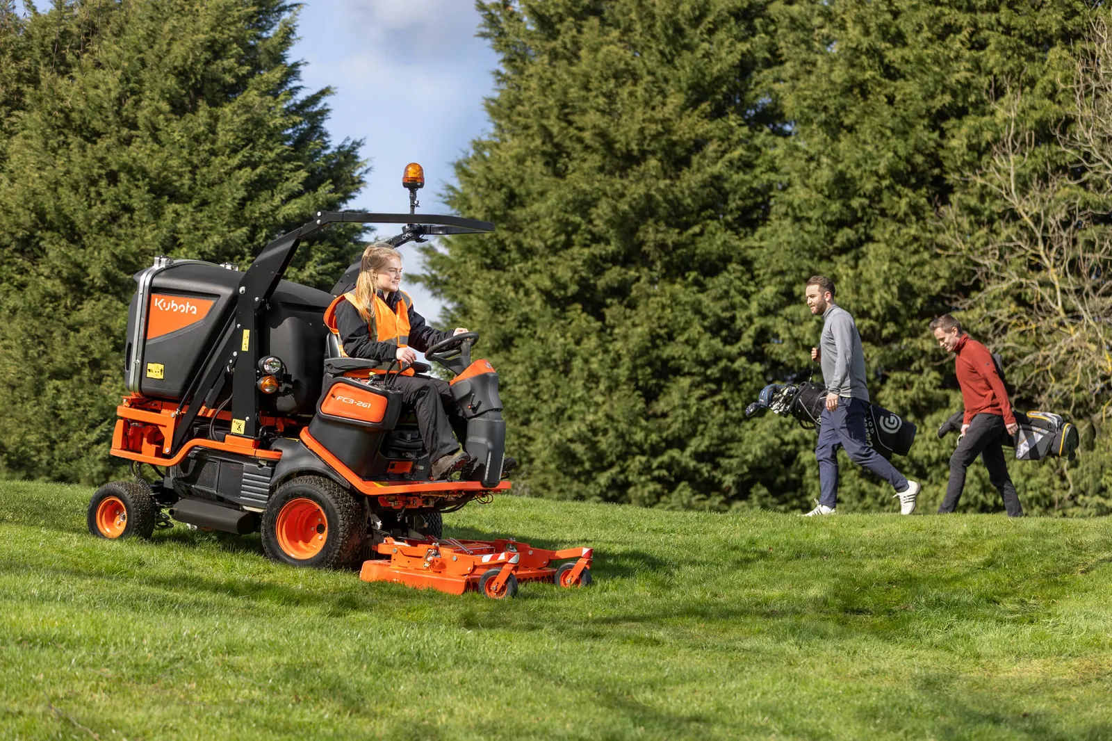 Kubota FC3-261 kosi travnjak na blagoj padini uz golf igralište, bočni pogled