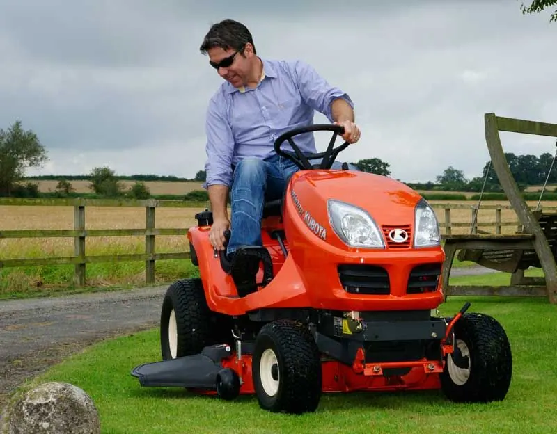 Kubota GR s bočnim izbacivanjem u radu