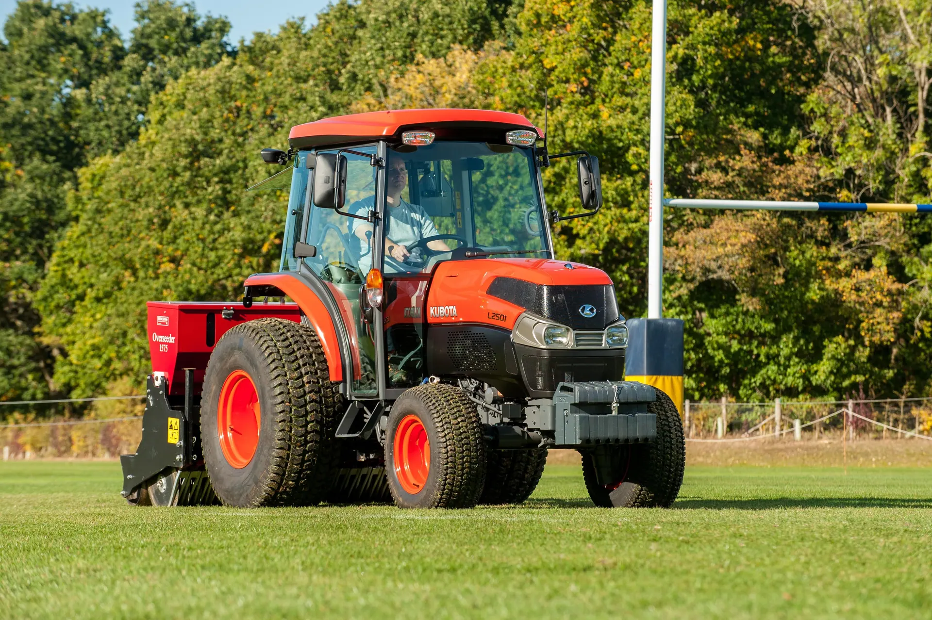 Kubota L2 kabina u radu