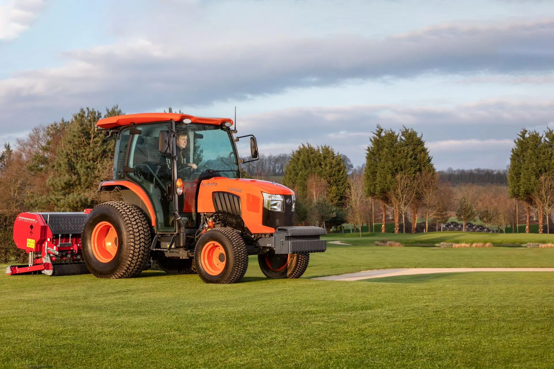 Kubota L2-622 H CAB, u radu, bočno