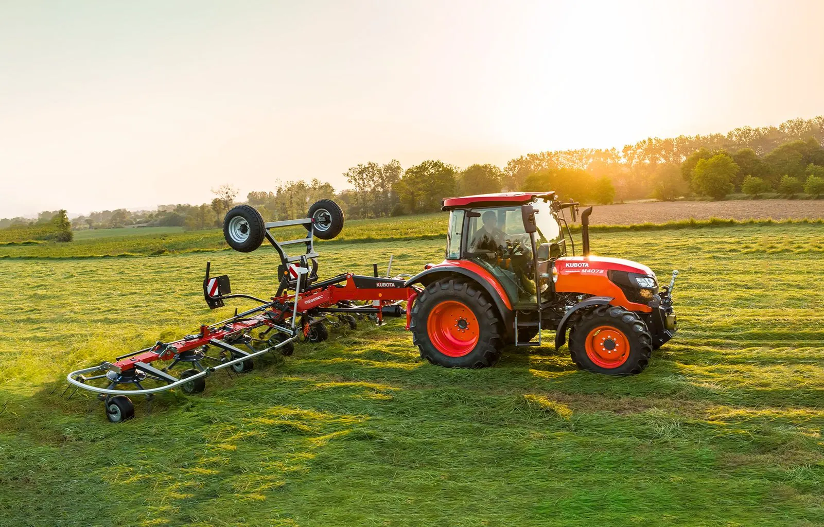 Kubota M4 u radu, rastresač