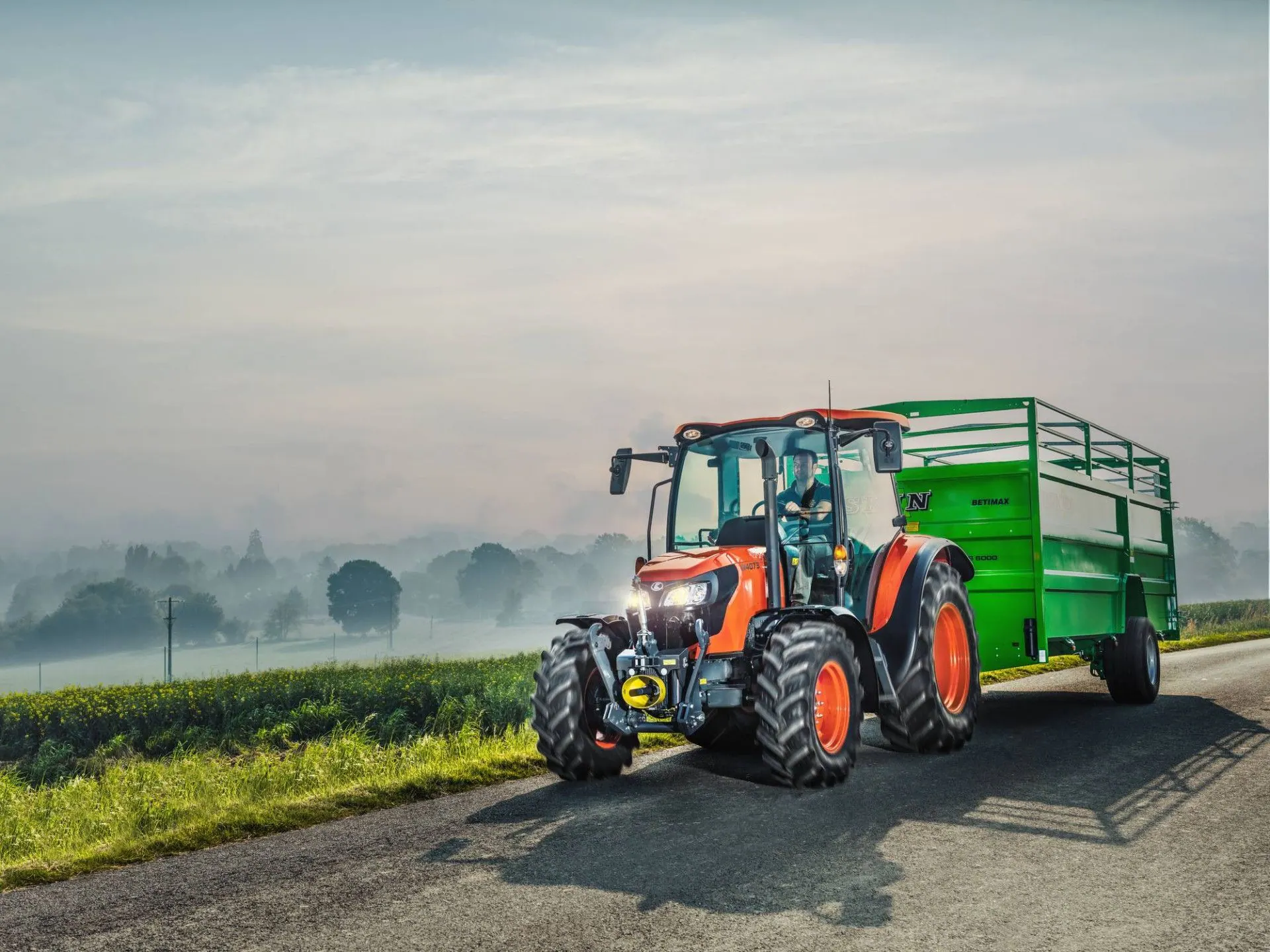 Kubota M4003 kabina u radu, prikolica