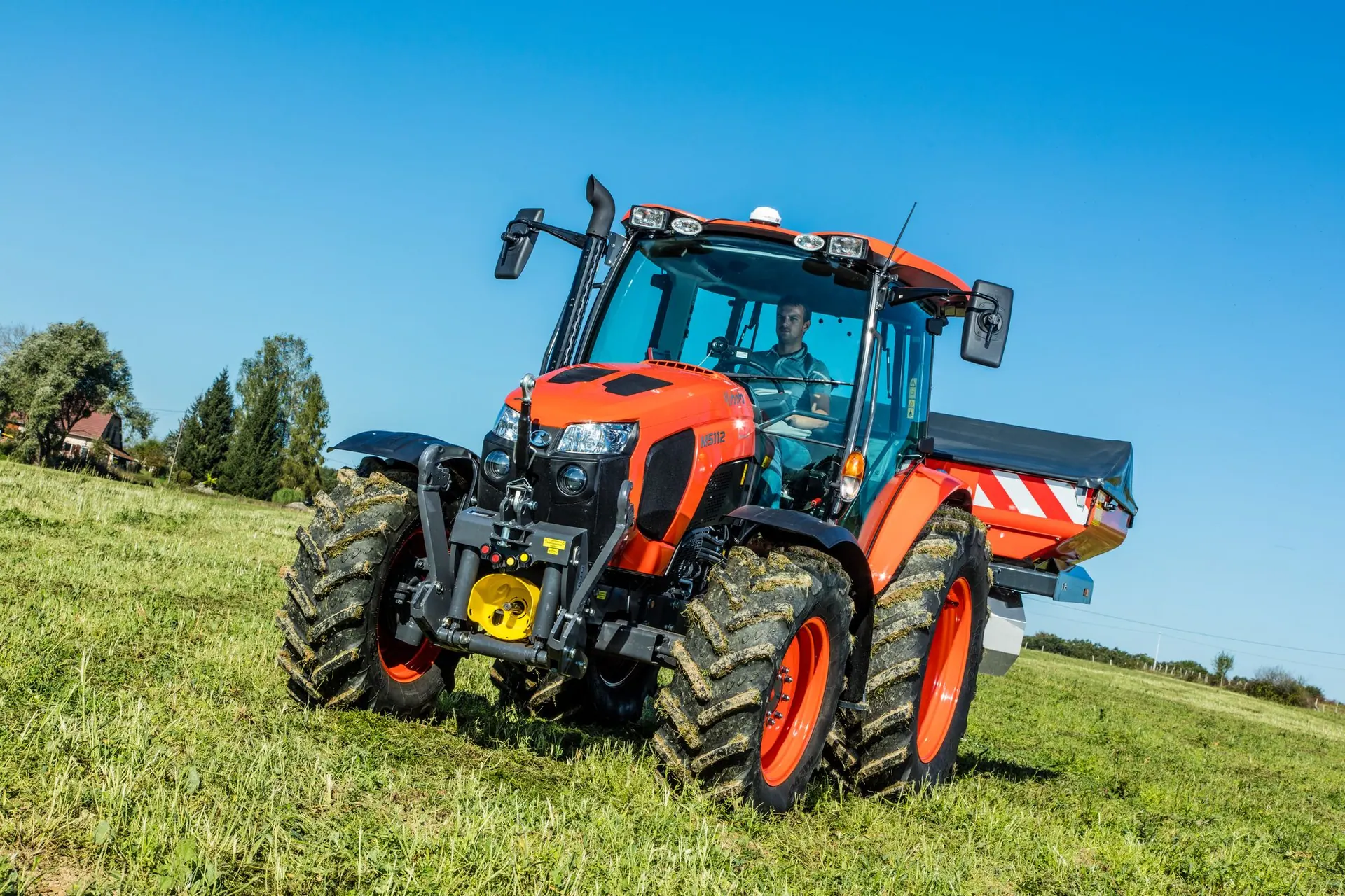 Kubota M5002 u radu, rasipač