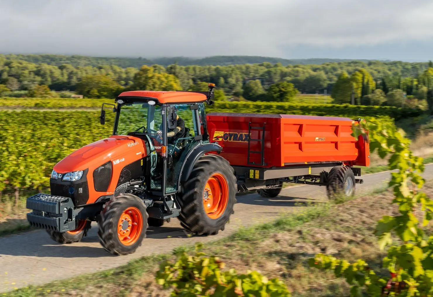 Kubota M5002 Narrow kabina s prikolicom