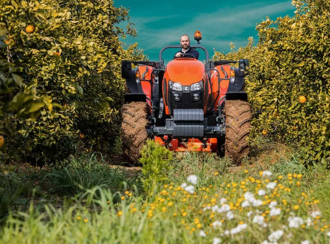 Kubota M5002 ROPS u voćnjaku, sprijeda