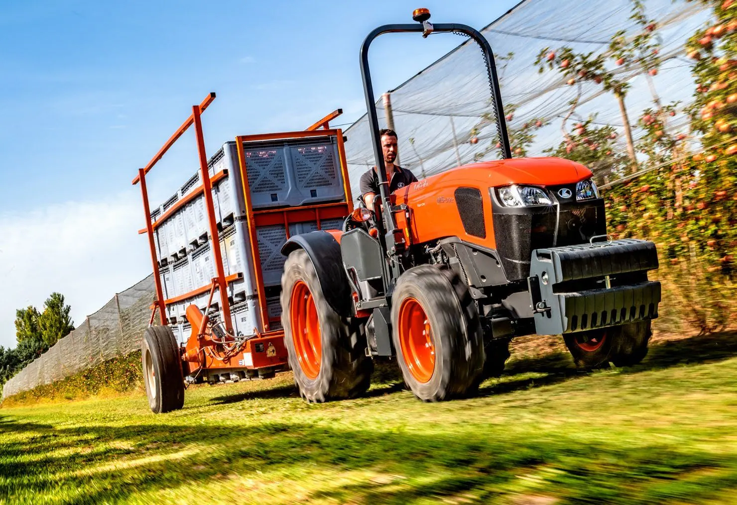 Kubota M5002 Narrow ROPS s prikolicom