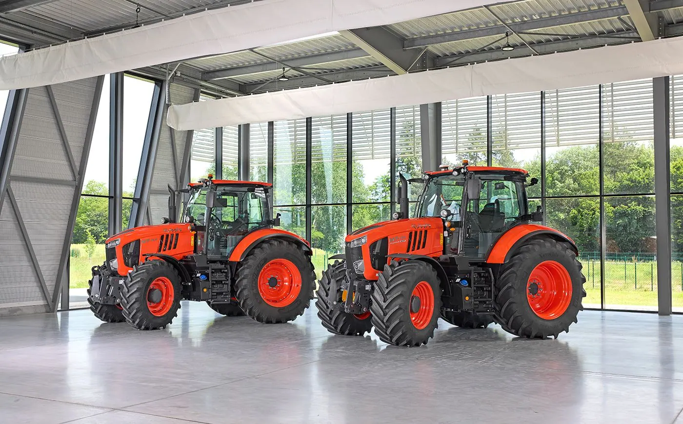 Kubota M7-154, studio: Standard (lijevo) i M7-174 KVT