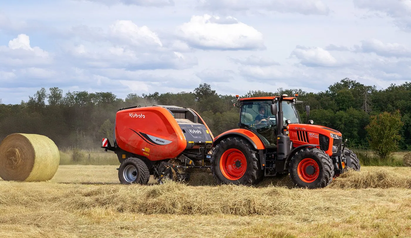 Kubota M7-174, u radu s prešom, bočno