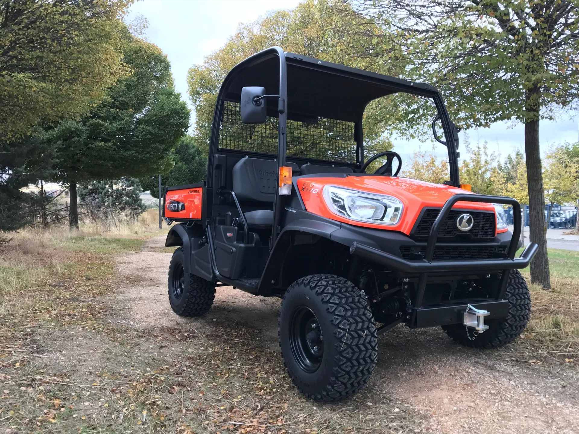 Kubota RTV X1110 (O) u narančastoj boji s ROPS okvirom na šumskom putu
