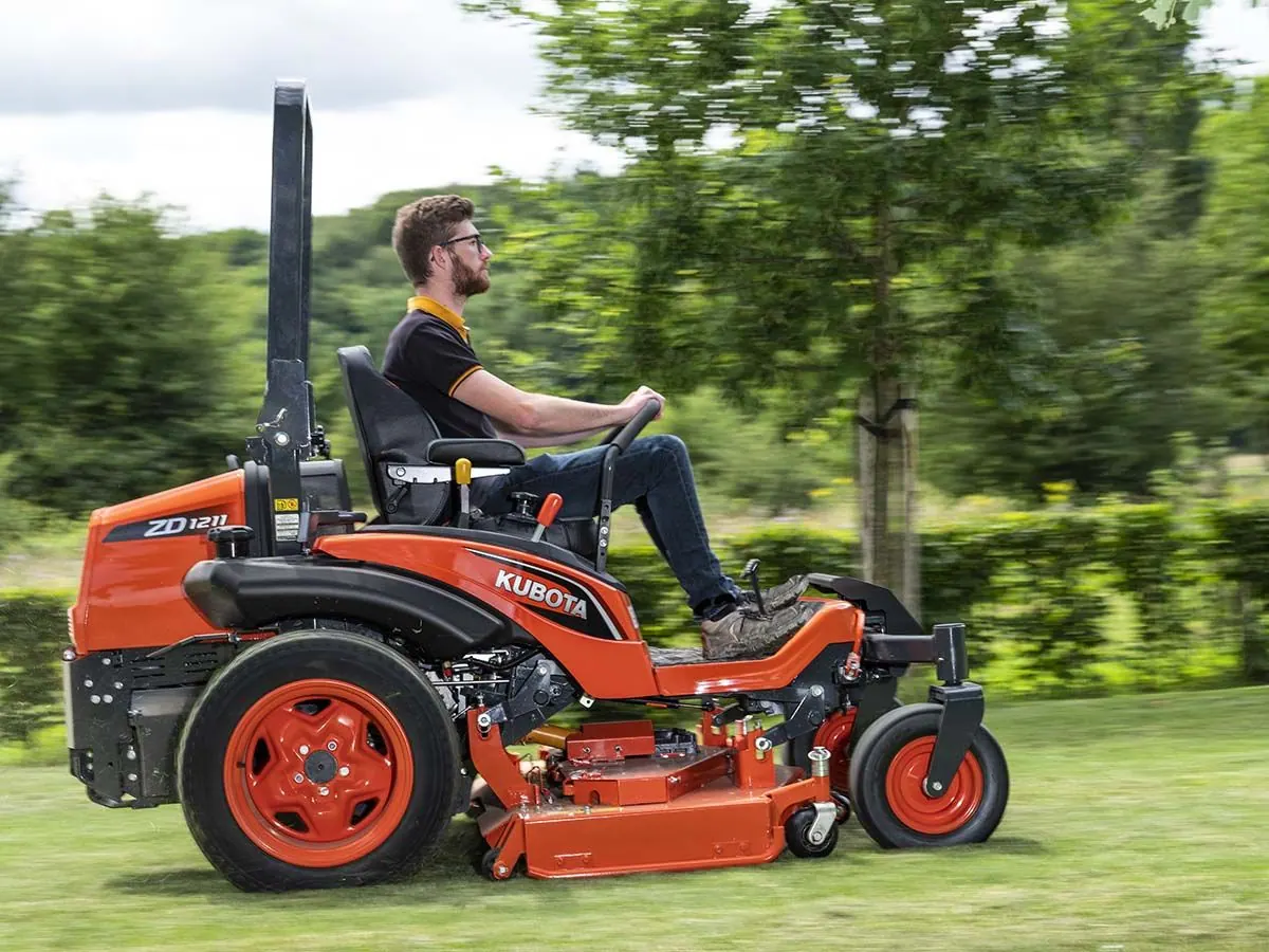 Kubota ZD1211 u radu