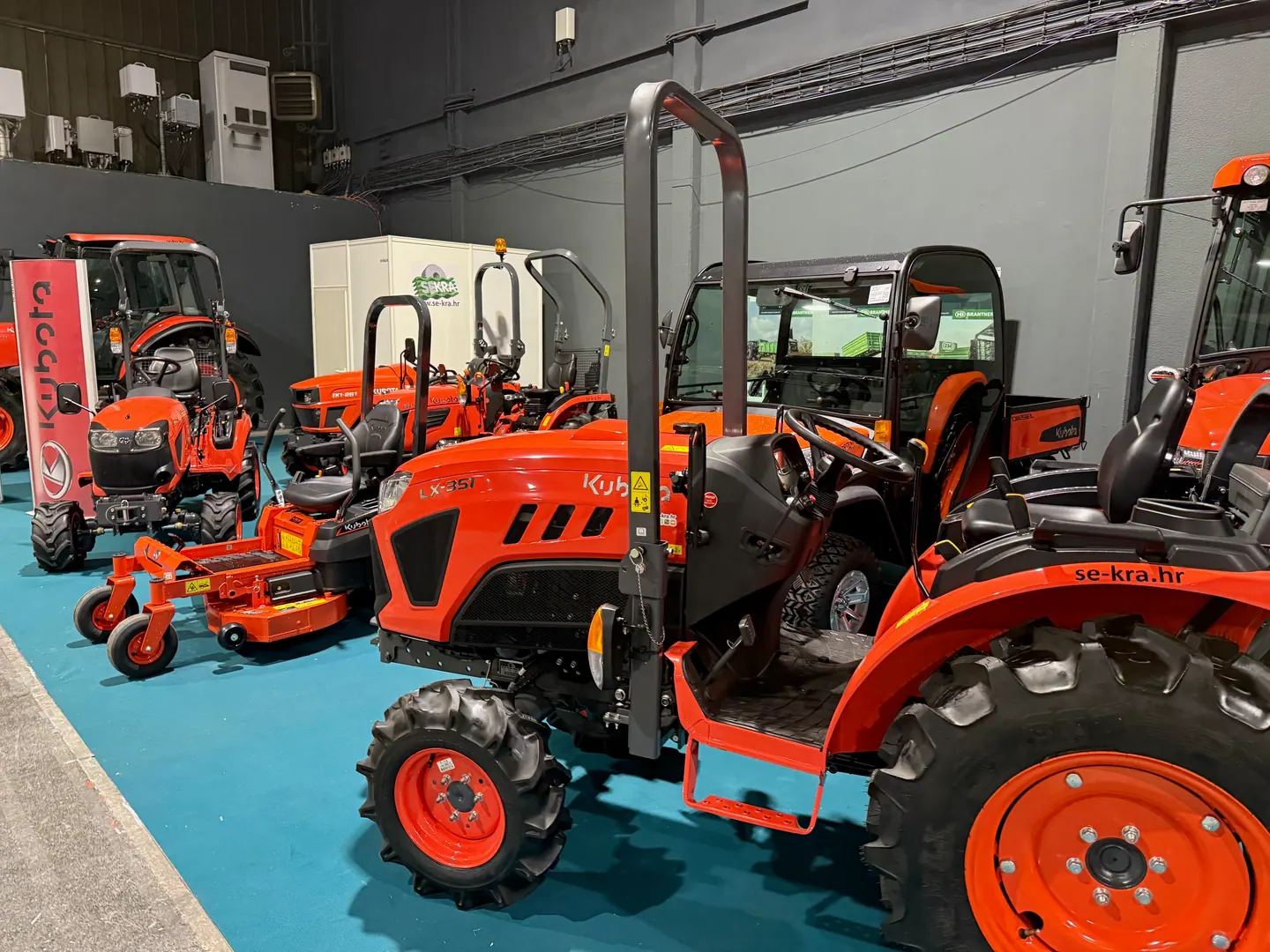 CroAgro 2025.: traktor Kubota LX-351 s ROPS okvirom u prvom planu, iza mali traktori i kosilice
