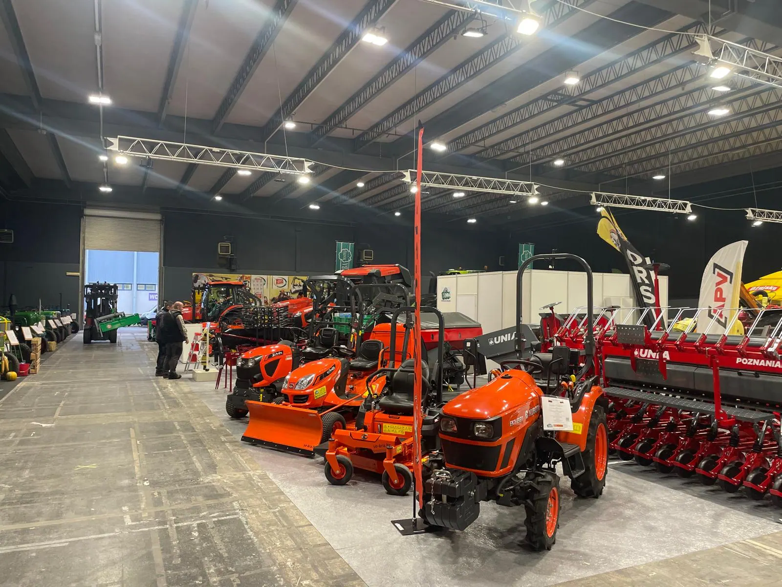 Kubota kompaktni traktor, kosilice i sijačica na izložbenom prostoru na sajmu CroAgro