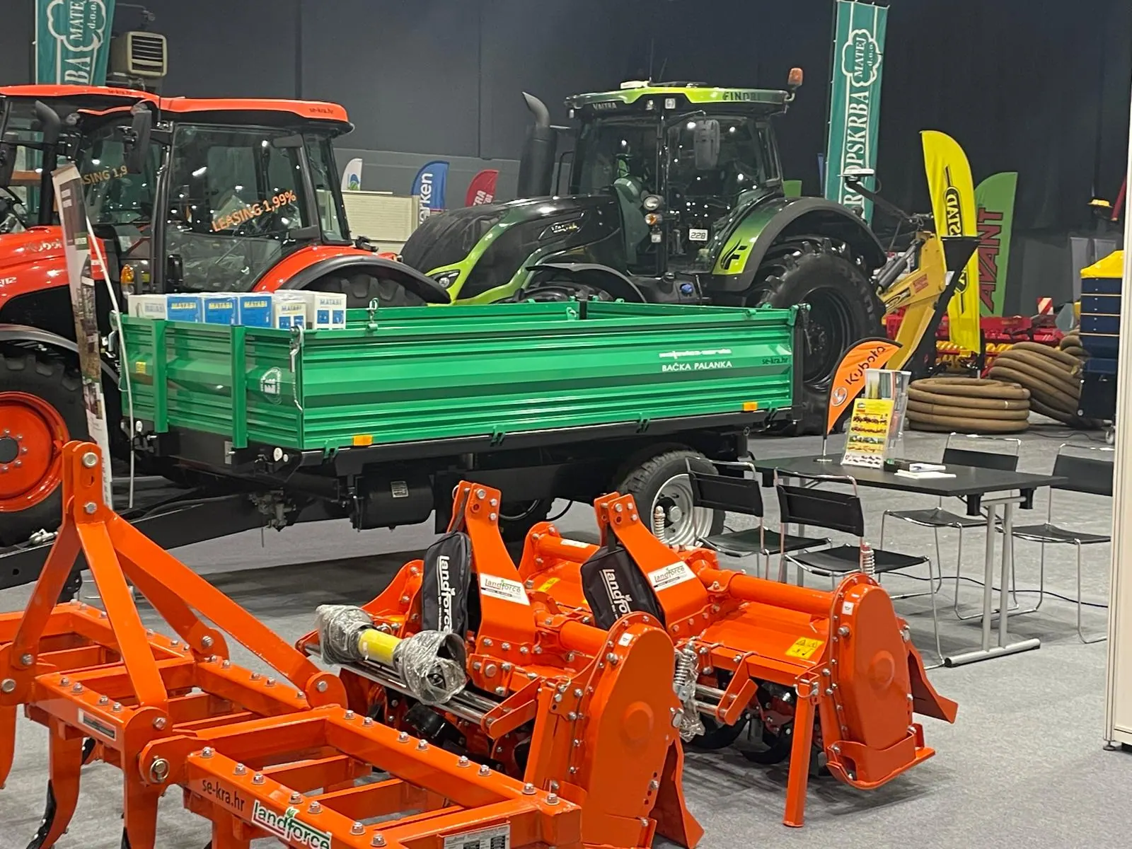 Landforce freze i podrivač te zelena Majevica prikolica na sajmu CroAgro