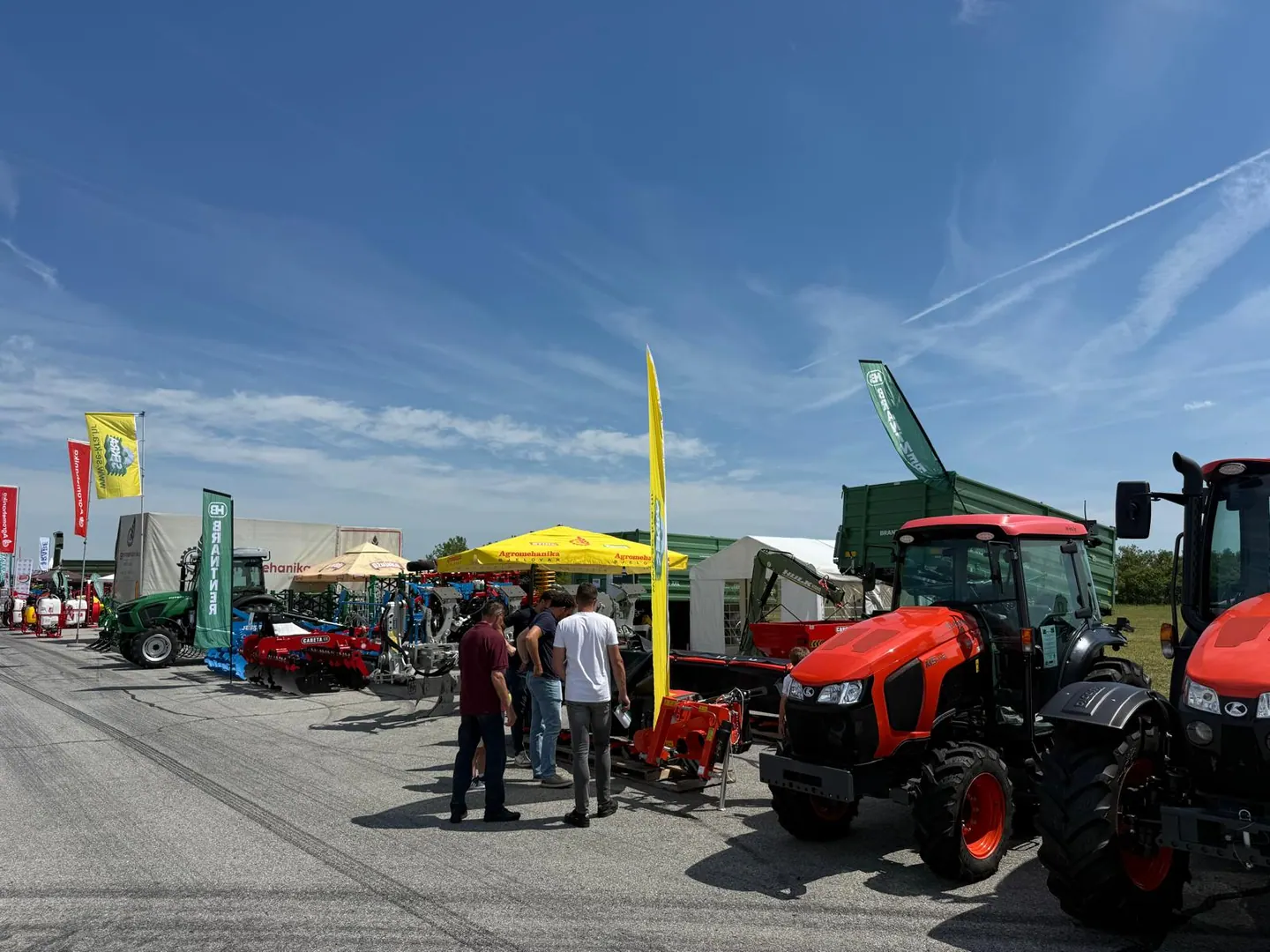Kubota traktor i posjetitelji na izložbenom prostoru Se-Kra na sajmu Farmshow u Osijeku
