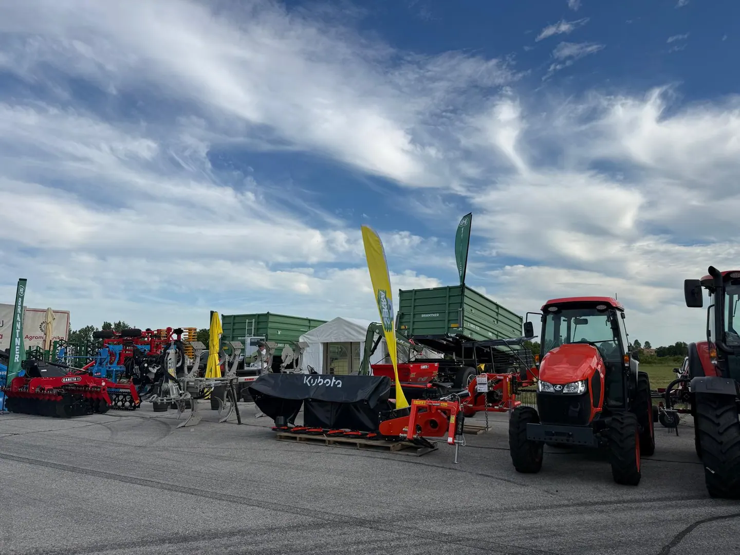 Farmshow Osijek 2026.: traktori Kubota, kosilica pod ceradom Kubota i priključci pod oblačnim nebom