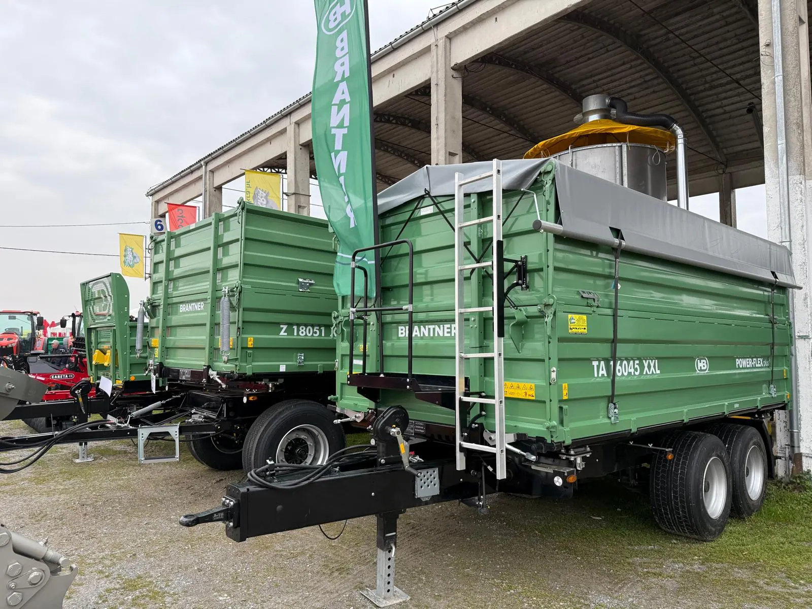 Brantner prikolice TA 16045 XXL s ceradom i Z 18051 pod nadstrešnicom na sajmu u Gudovcu