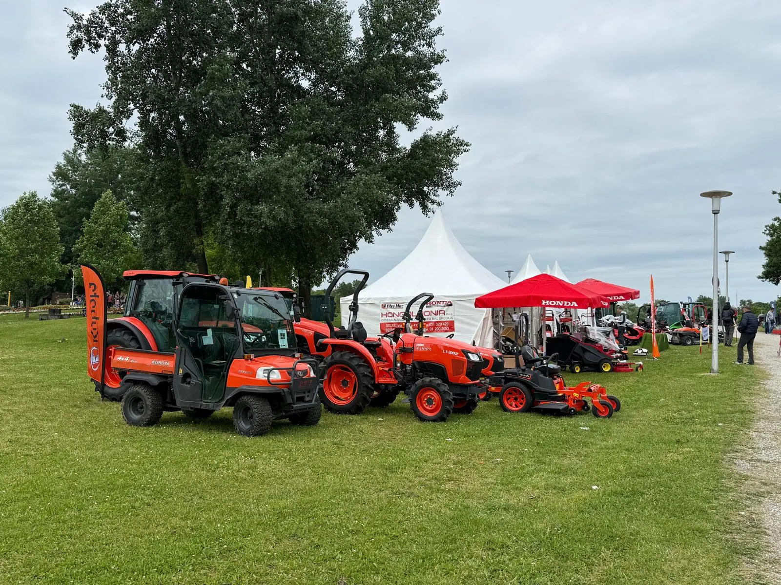 Kubota RTV, traktori i kosilice na izložbenom prostoru Se-Kra na sajmu na Bundeku