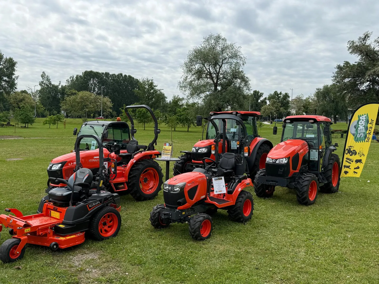 Kubota traktori i kosilica s nultim radijusom okretanja uz zastavu Se-Kra na Bundeku