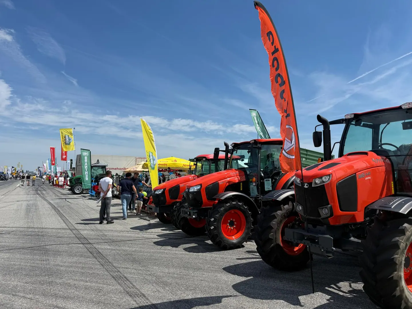 Farmshow Osijek 2026.: red traktora Kubota s kabinom na izložbenom prostoru, zastave i posjetitelji