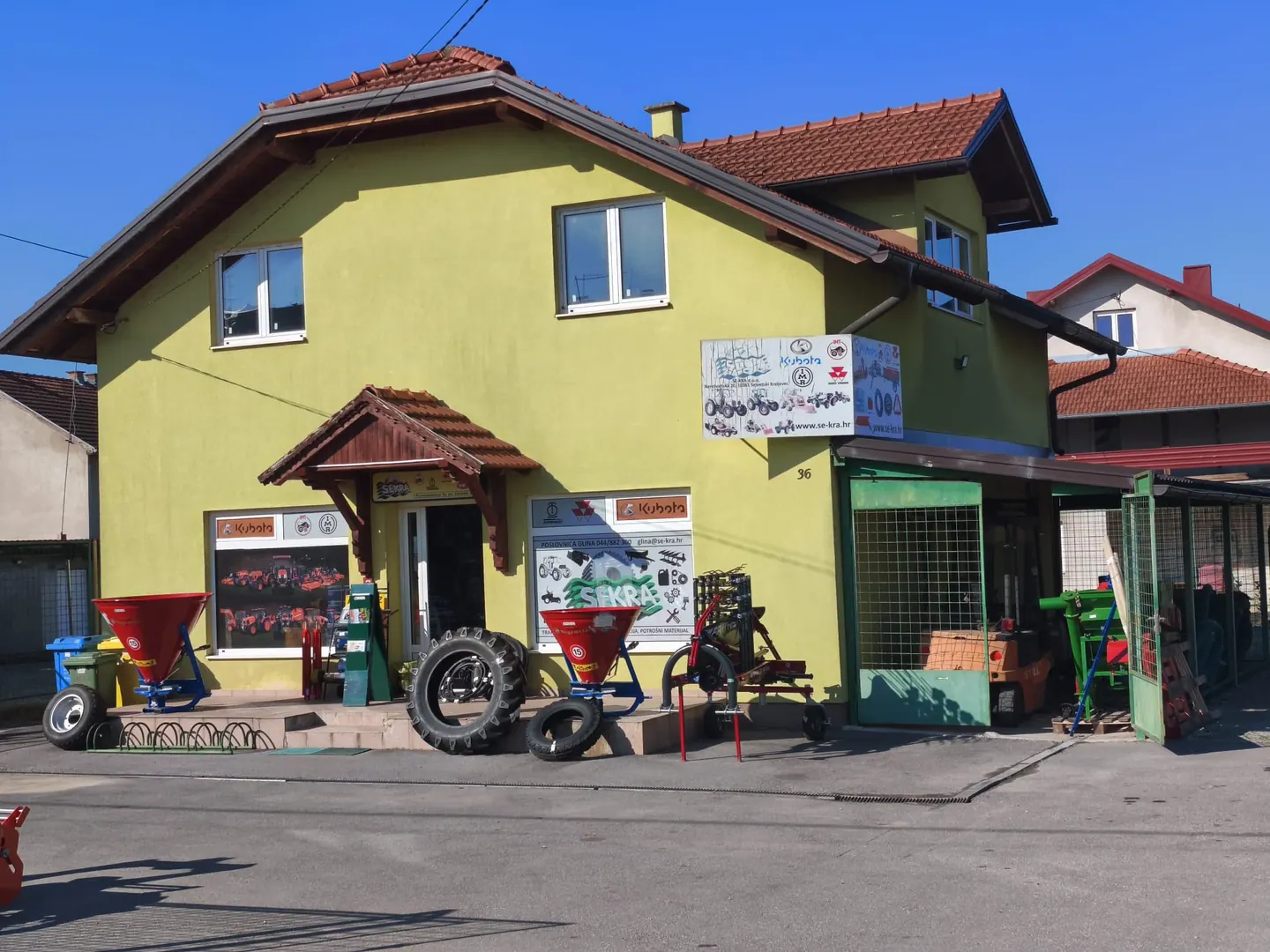 Poslovnica Se-Kra u Glini, ulaz u trgovinu
