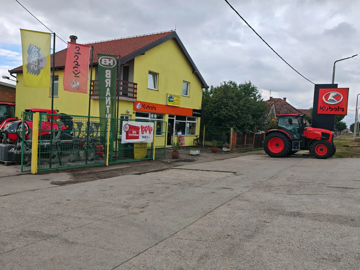 Prodajni centar Se-Kra u Mirkovcima s Kubota traktorom ispred zgrade