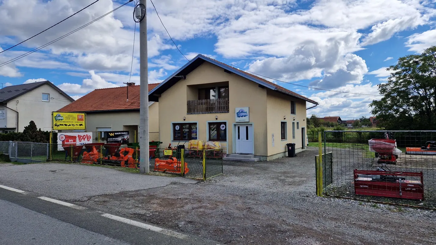 Poslovnica Se-Kra u Sisku s priključcima ispred zgrade