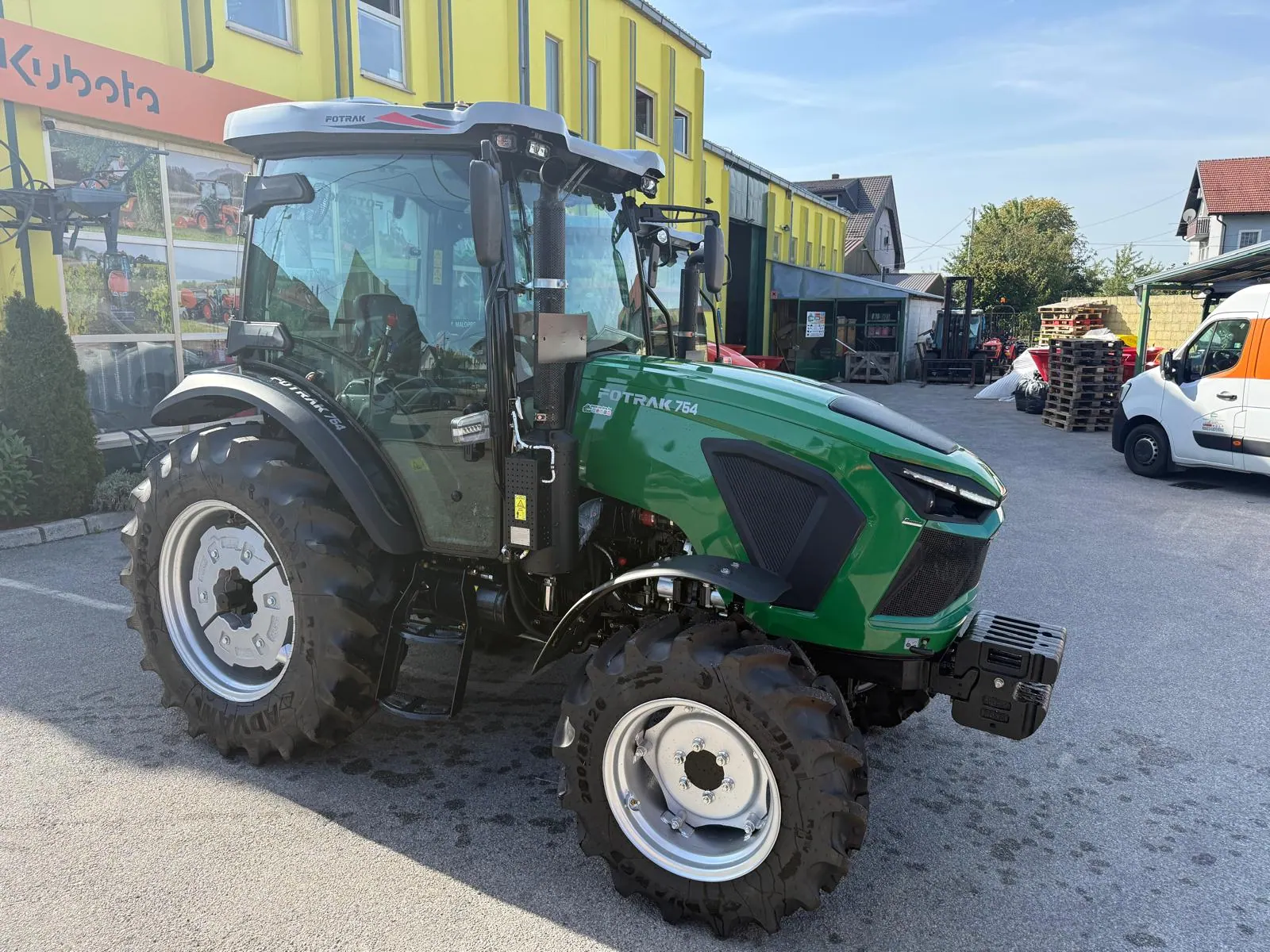 Traktor Fotrak s kabinom, pogled sprijeda sa strane