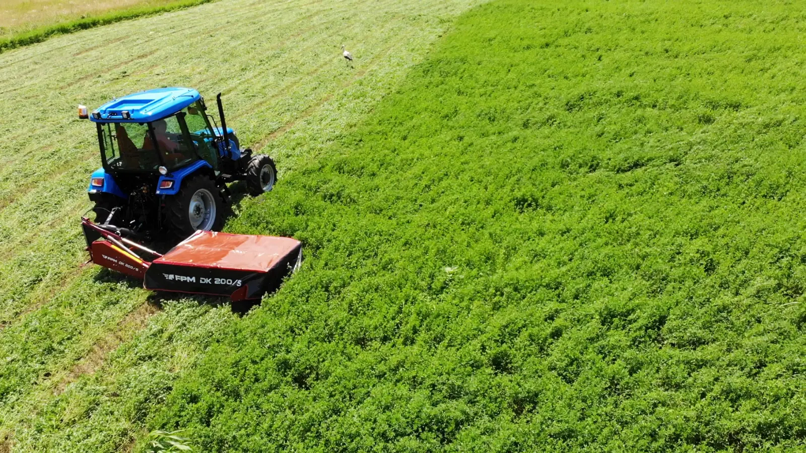 Traktor s FPM disk kosilicom DK 200/5 kosi livadu, pogled odozgo