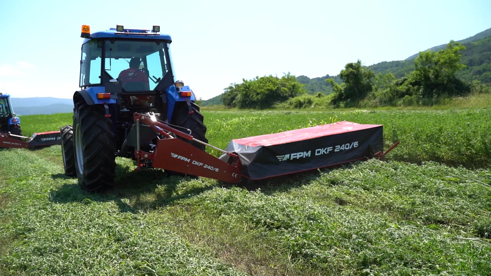 FPM disk kosilica DKF 240/6 na traktoru tijekom košnje livade