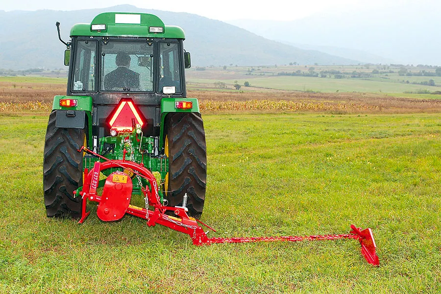 FPM kosilica s jednom reznom letvom na traktoru, letva spuštena na livadu