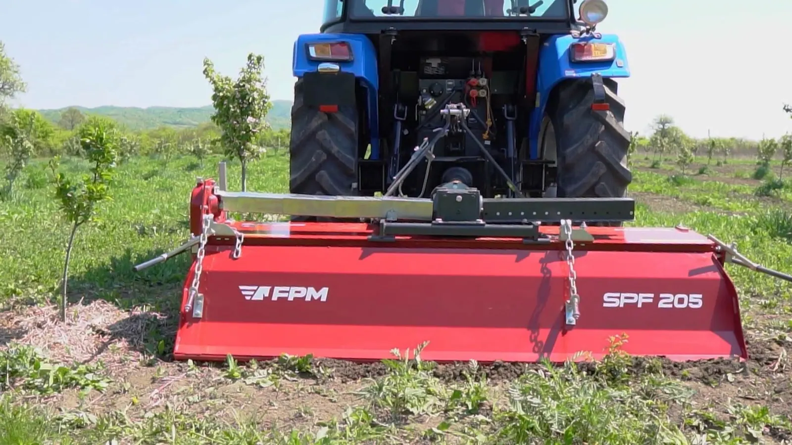 FPM pomična freza SPF 205 obrađuje tlo u mladom voćnjaku