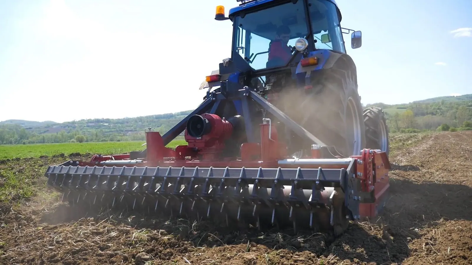 FPM rotacijska drljača RD 300/14 s paker valjkom u radu iza traktora