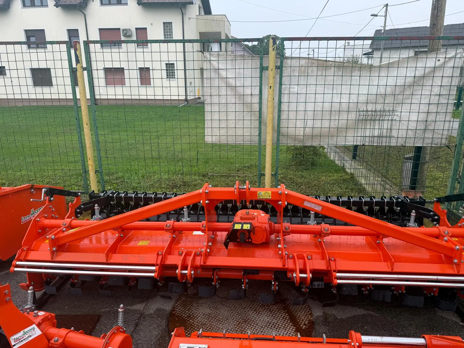 Landforce rotacijska freza DHRT-12 širine 365 cm, pogled sprijeda na nosač u tri točke i reduktor