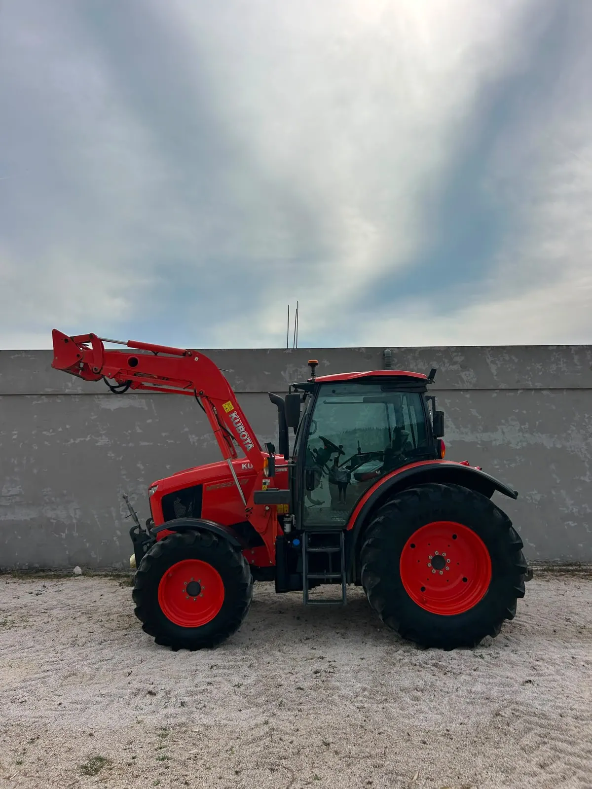 Kubota M105GX-IV s prednjim utovarivačem, bočni pogled