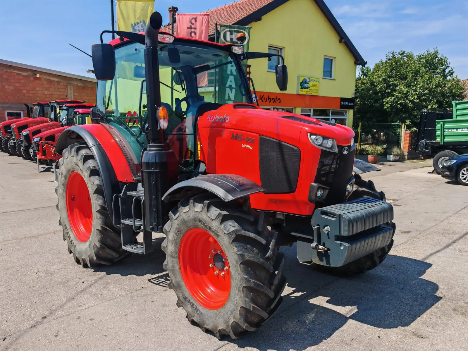 Kubota M6-101 Utility s kabinom, pogled sprijeda sa strane