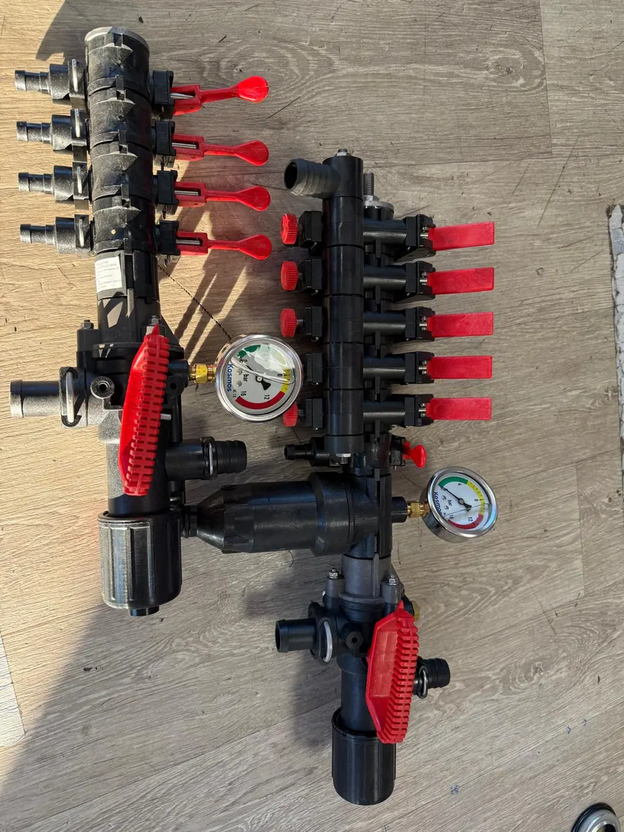 Hydraulic control valve with levers